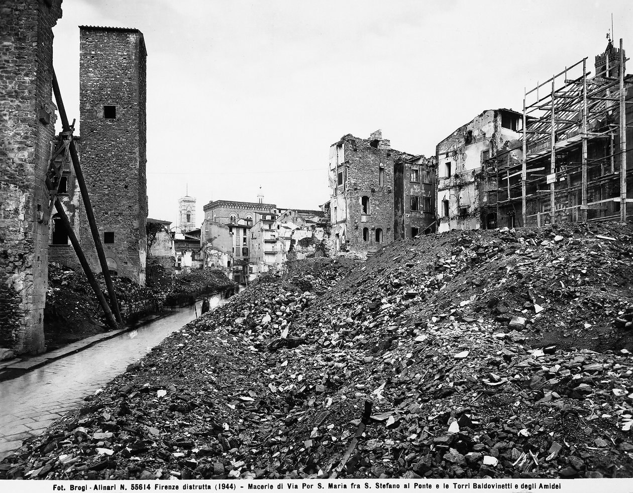 Segunda Guerra Mundial: Vista dos escombros na Via Por Santa Maria entre Santo Stefano al Ponte e as Torres dos Baldovinetti e Amidei em Florença, após o bombardeamento. Esta fotografia fazia anteriormente parte da Colecção Brogi, mas agora pertence à cole de Fratelli Alinari