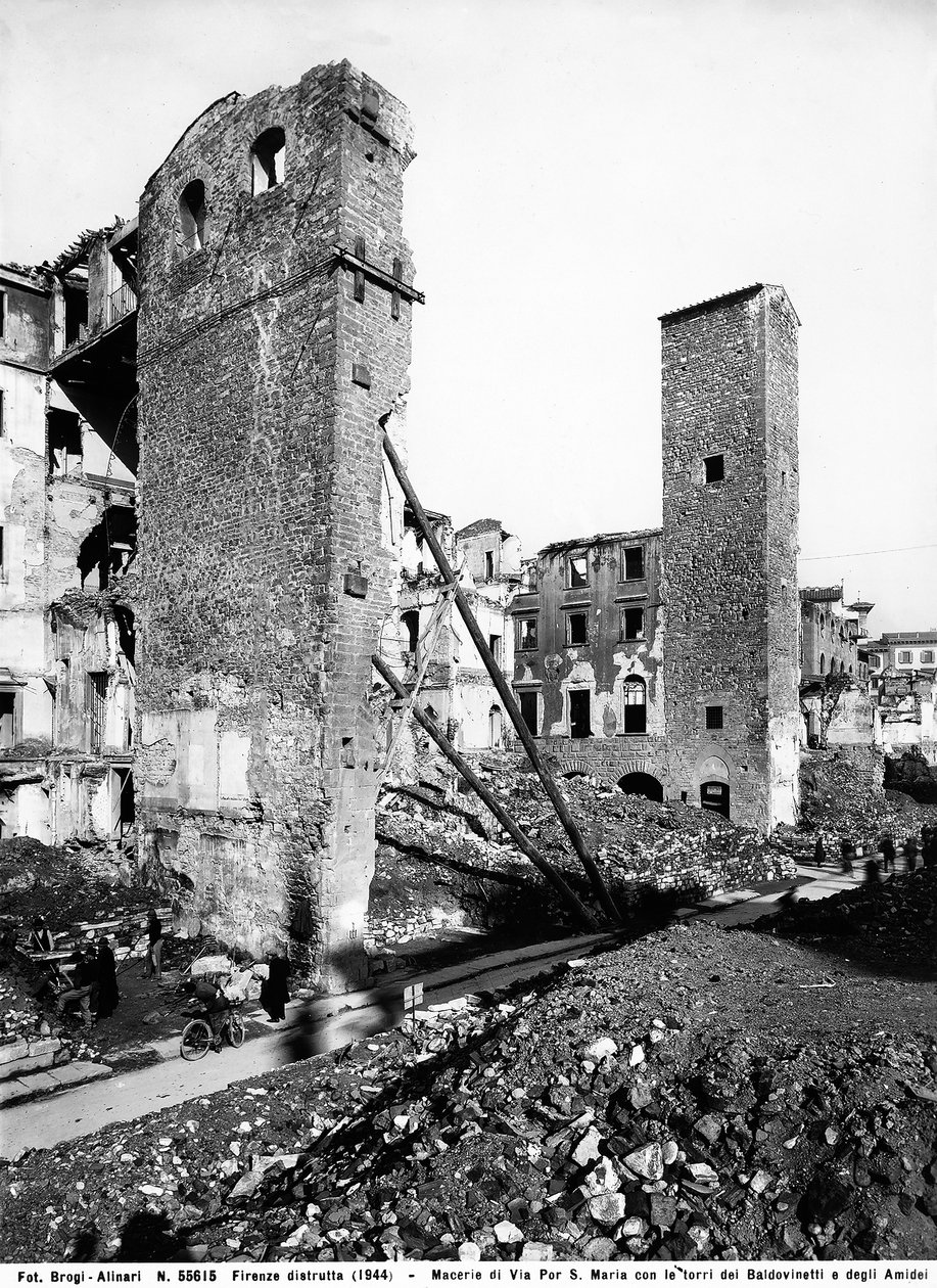 Segunda Guerra Mundial: os escombros da Via Por Santa Maria com as Torres dos Baldovinetti e Amidei em Florença, após o bombardeio. Esta fotografia fazia anteriormente parte da Colecção Brogi, mas agora pertence à Colecção Alinari (foto a p/b) de Fratelli Alinari