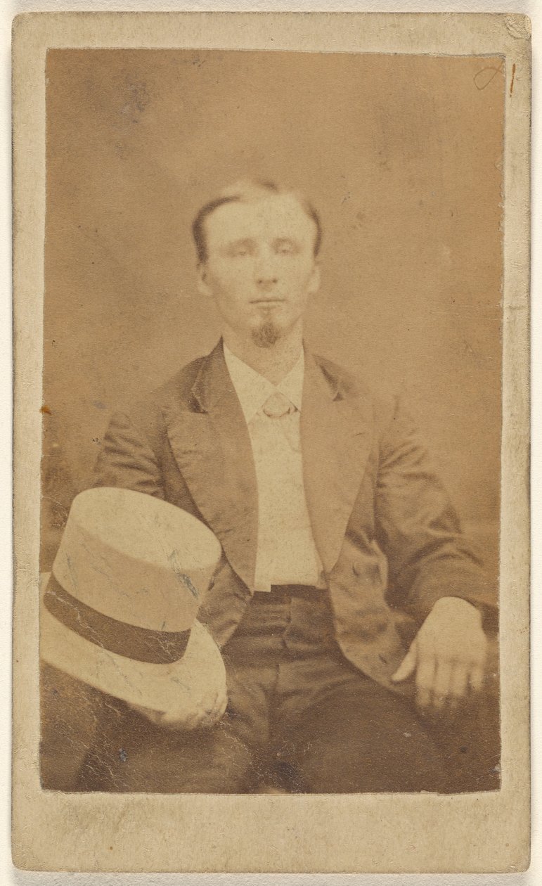 [Homem não identificado com barbicha sentado, segurando uma cartola de cor clara no joelho] de Alphesu M. Lyons