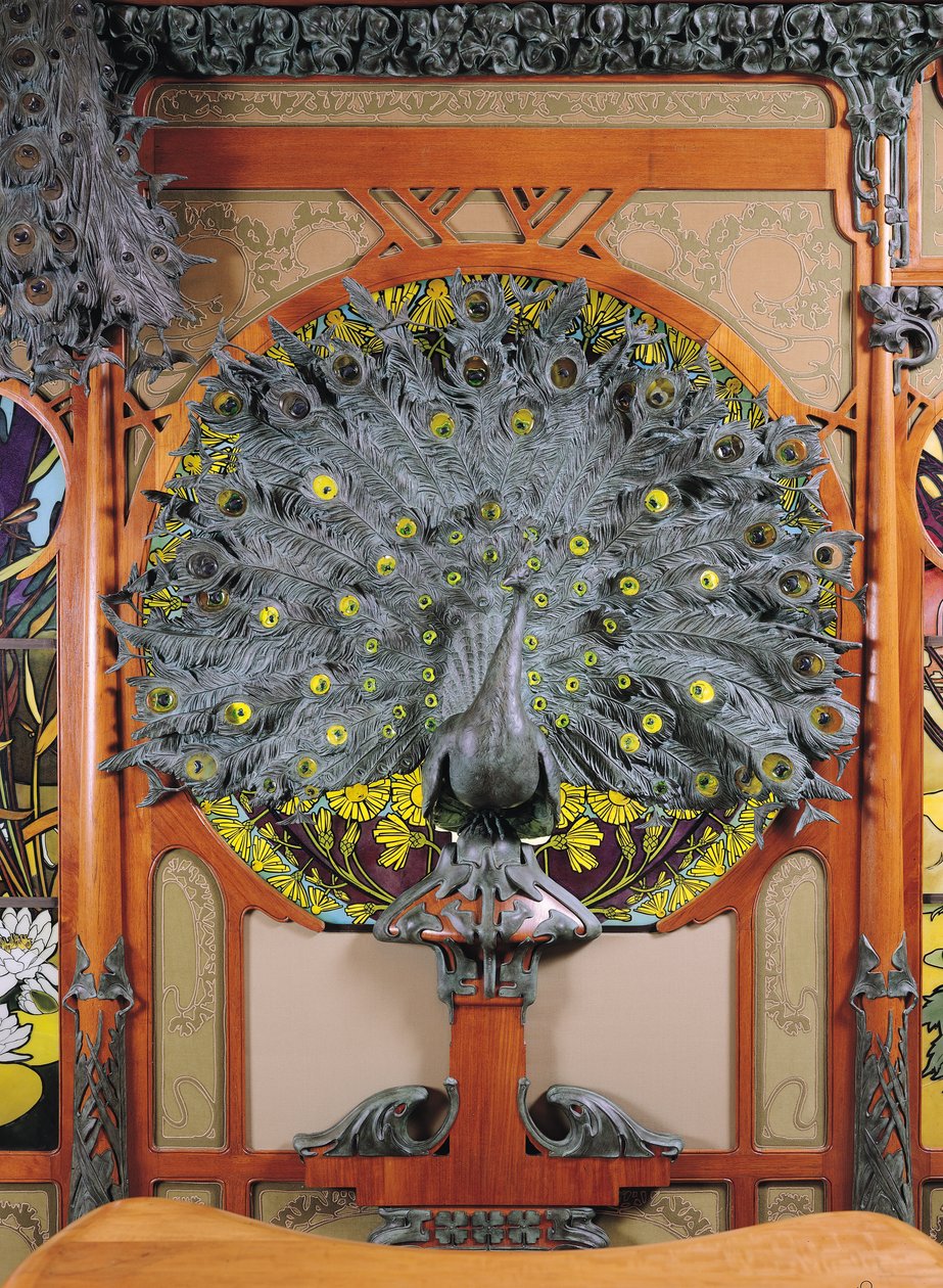 Um pavão, do painel central de um mural dos joalheiros Fouquet em Paris, 1901 (bronze e madeira) de Alphonse Mucha