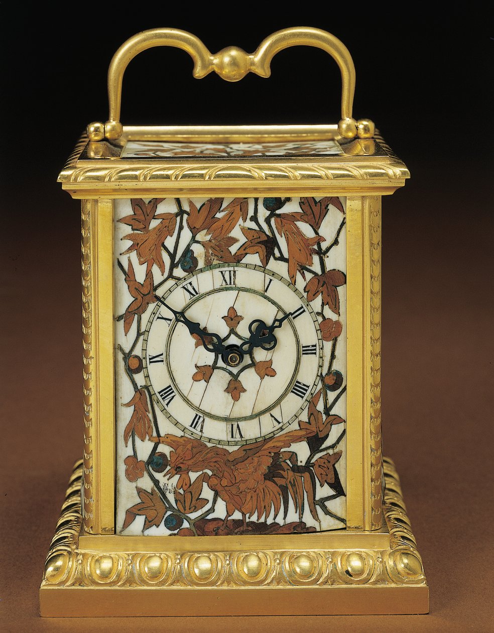 Relógio de carruagem, de um conjunto de mesa de quatro peças Napoleão III, marchetaria de Duvinage e Harinckouk, c.1877 (ormolu montado em marfim e madeira de frutas) (476432 e 476441) de Alphonse Gustave Giroux