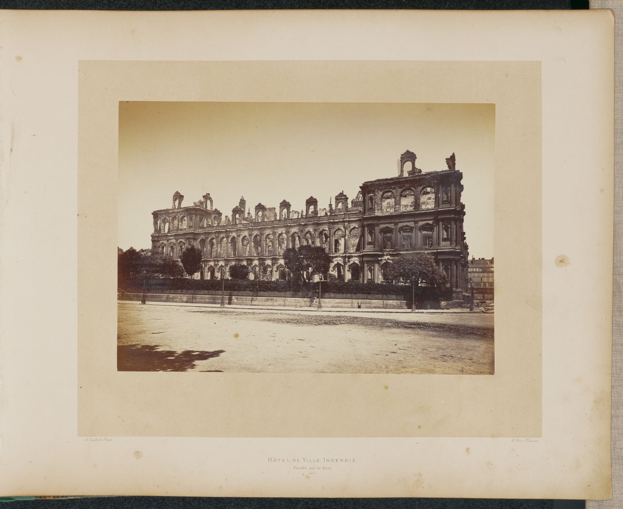 Câmara Municipal incendiada. Fachada do Cais. de Alphonse J. Liébert