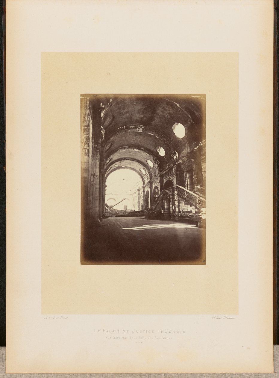 O Palácio da Justiça em chamas. Vista interior da Salle des Pas-Perdus. de Alphonse J. Liébert