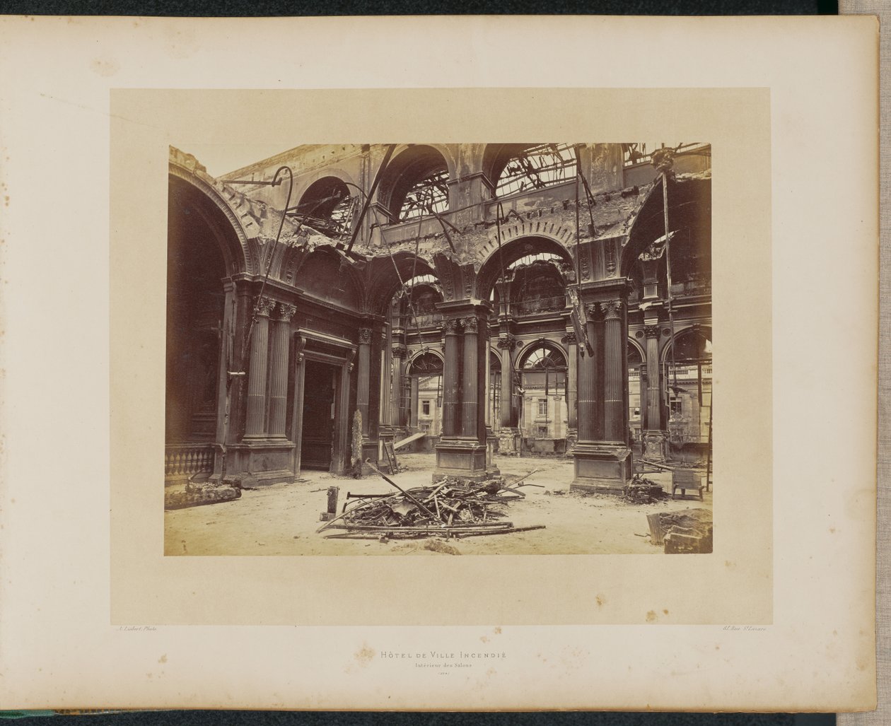 Hôtel de Ville incendiado. Entrada dos Salões. de Alphonse J. Liébert