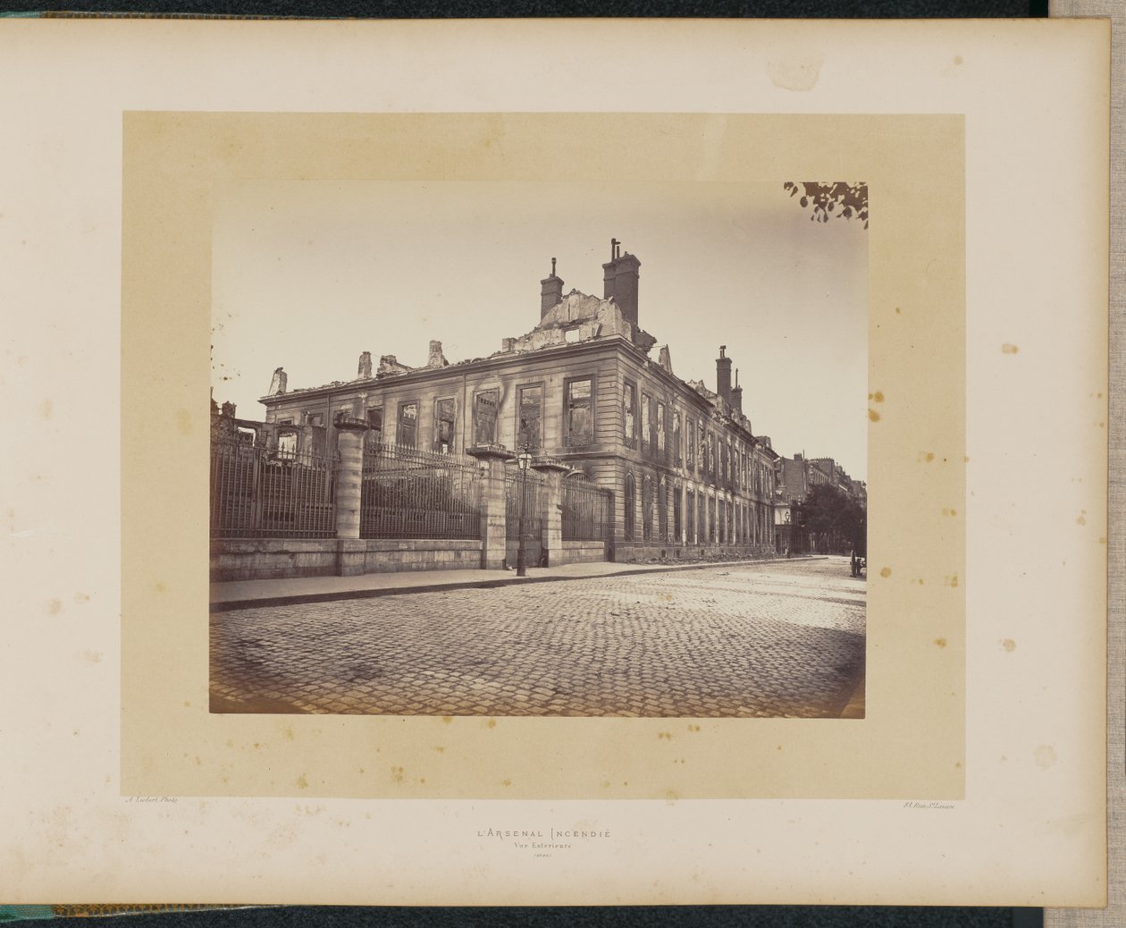 O Arsenal incendiado. Vista exterior. de Alphonse J. Liébert