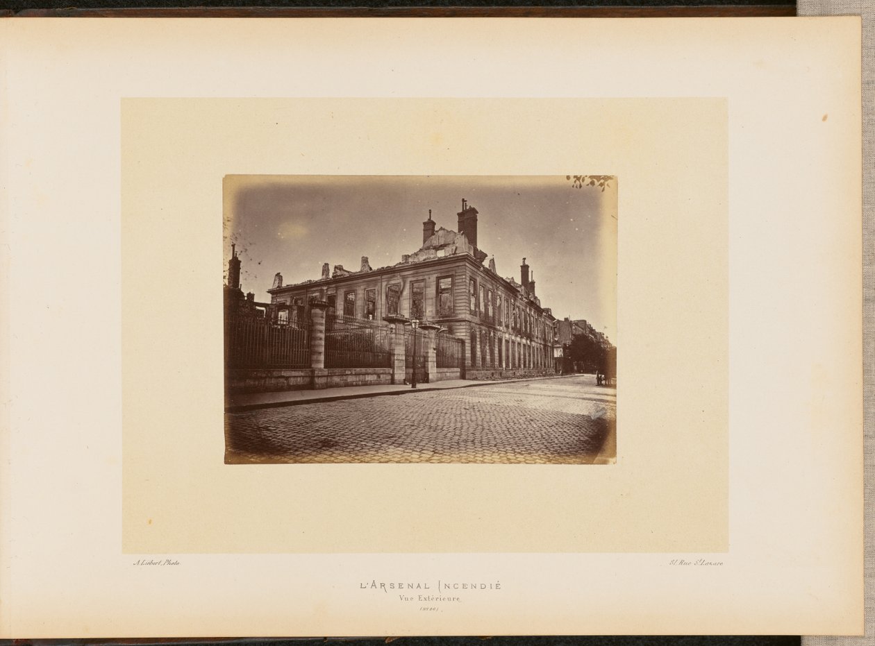 O arsenal incendiado. Vista exterior. de Alphonse J. Liébert