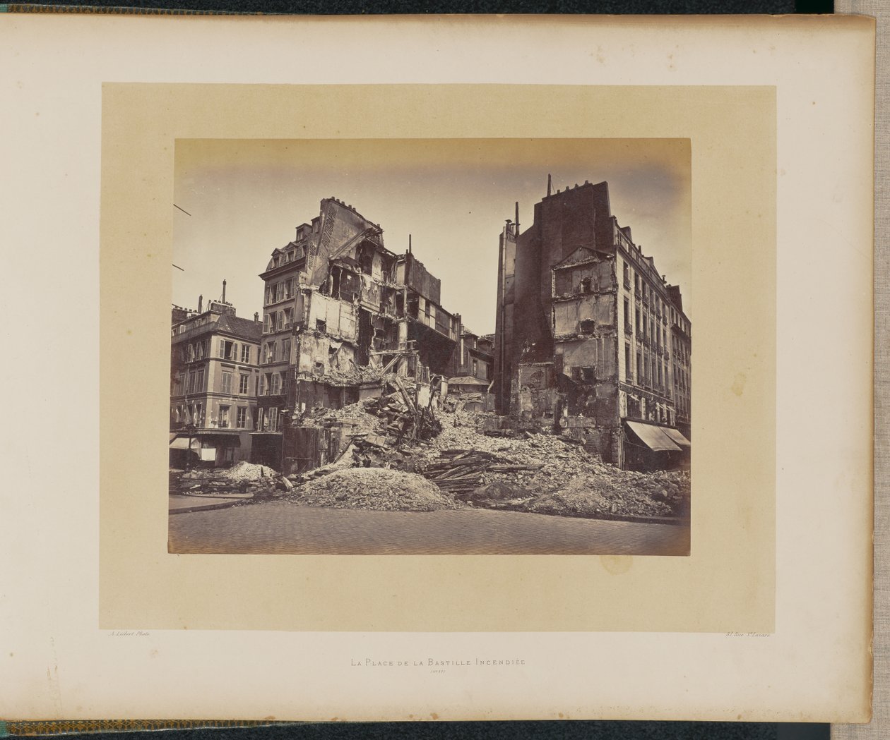 A Place de la Bastille em chamas. de Alphonse J. Liébert