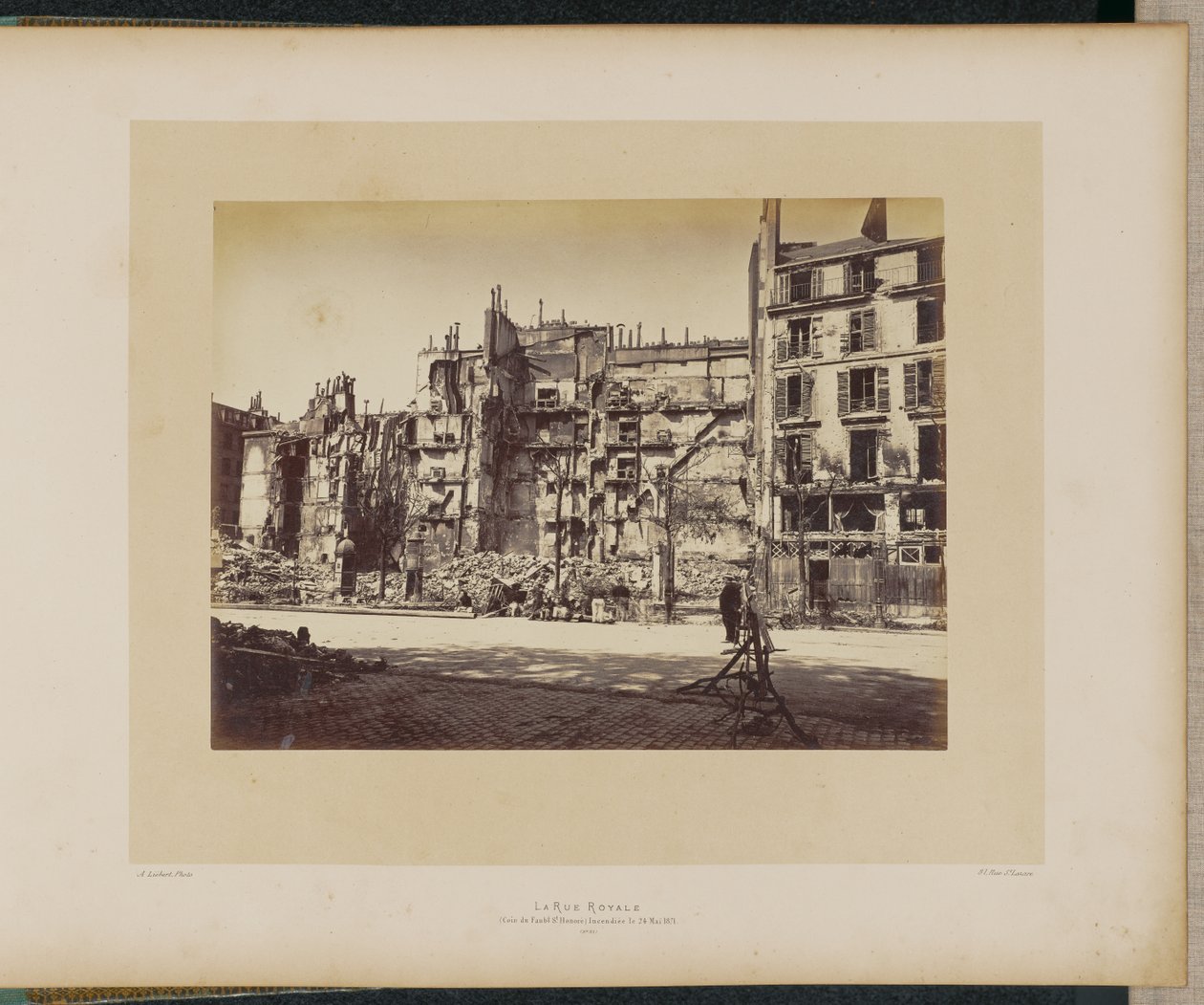 A Rue Royale (na esquina com o Faubourg Saint-Honoré) incendiada a 24 de maio de 1871. de Alphonse J. Liébert