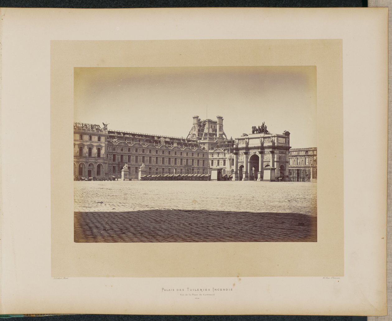 Palácio das Tulherias incendiado. Vista da Place du Carrousel. de Alphonse J. Liébert