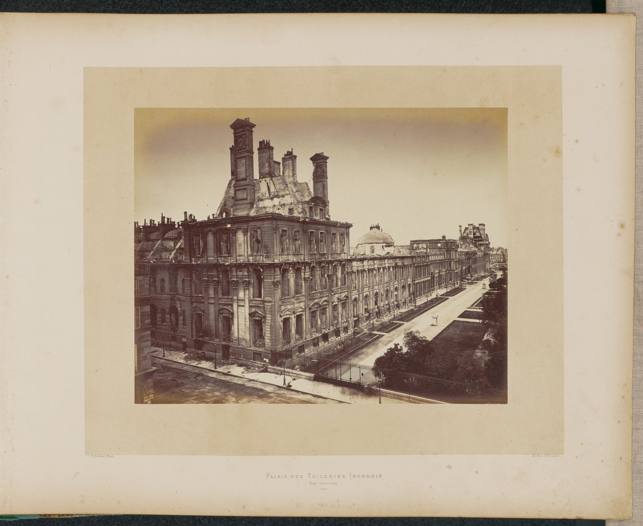 Palácio das Tulherias incendiado. Vista geral. de Alphonse J. Liébert