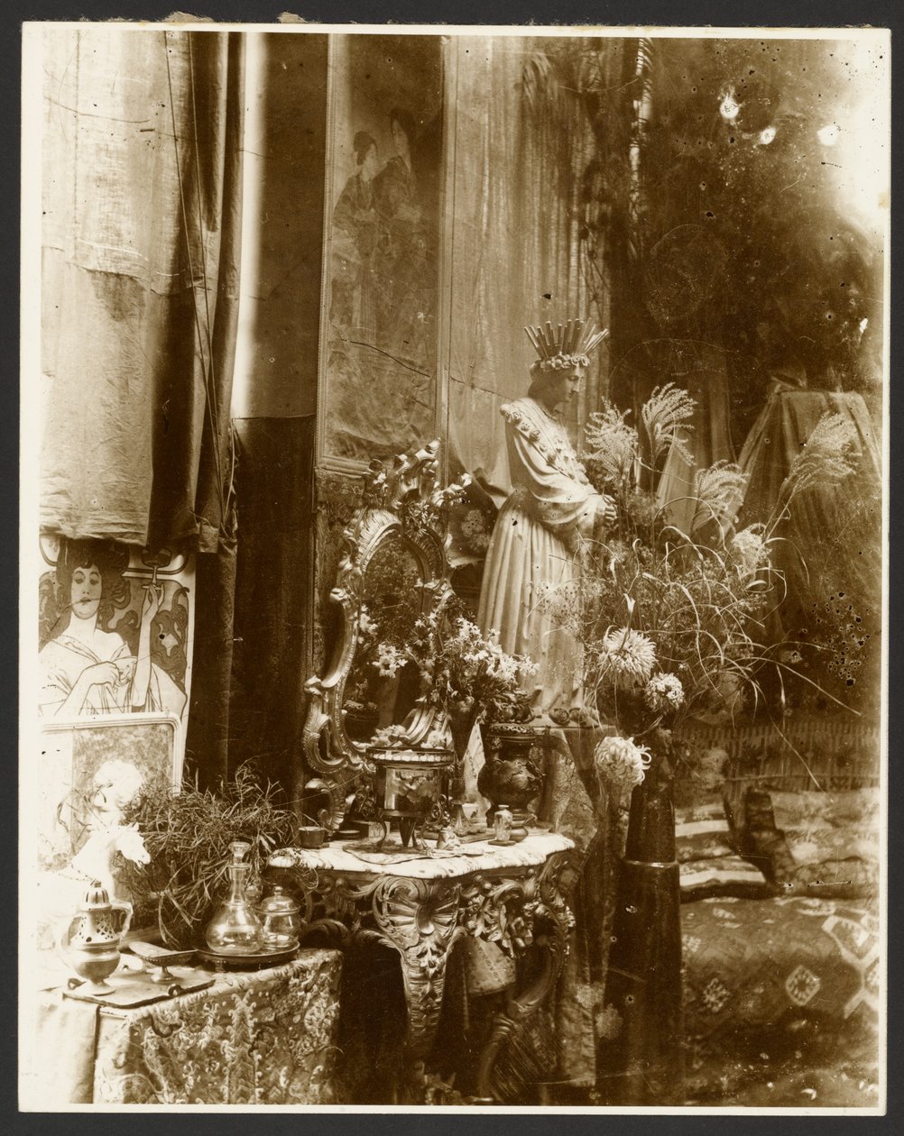 [Um canto do estúdio de Mucha com estátuas, gravuras e flores, Rue du Val-de-Grâce, Paris] de Alphonse Maria Mucha