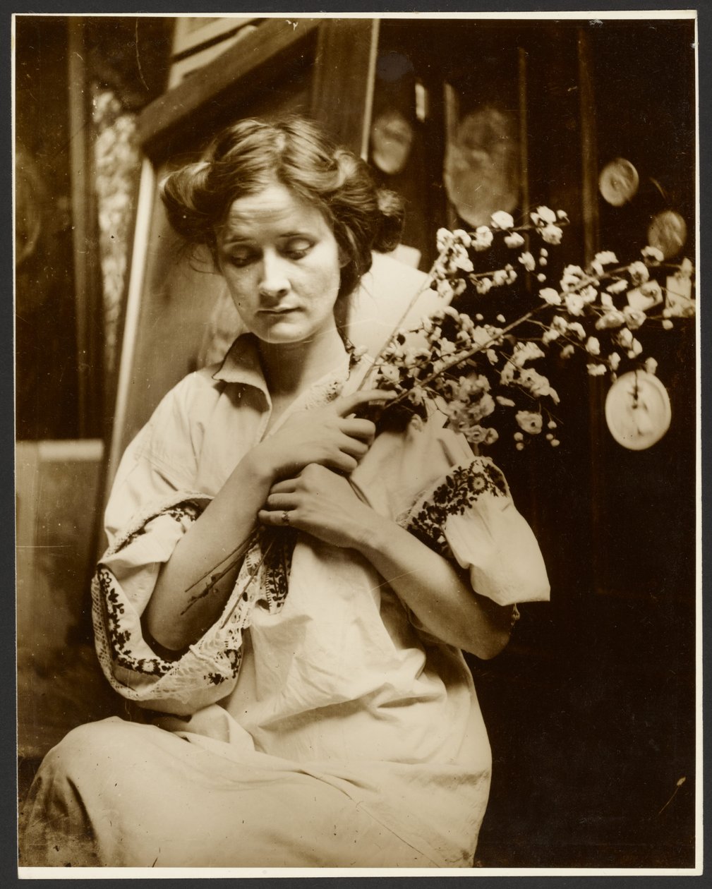 [Modelo feminino segurando flores]. de Alphonse Maria Mucha