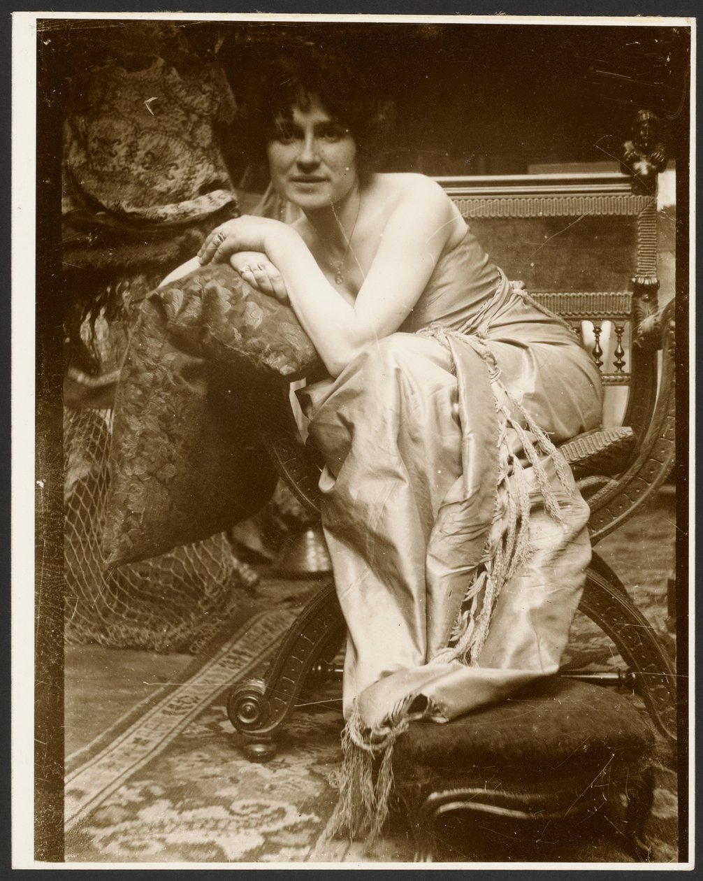 [Modelo feminino posando para o painel decorativo "Esmeralda", utilizado no início da década de 1930 para vários outros desenhos e pinturas, Paris] de Alphonse Maria Mucha