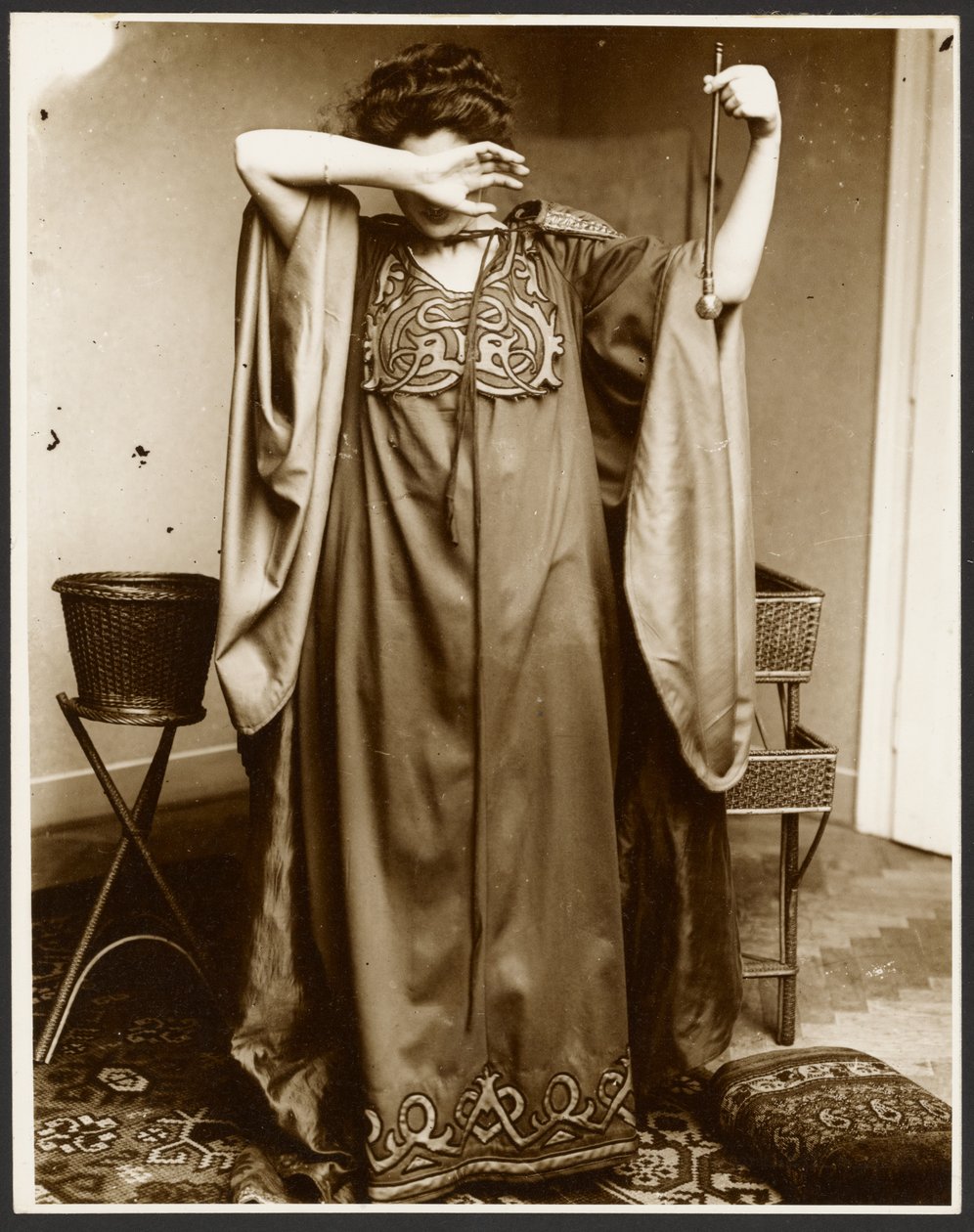[Modelo feminino de pé com uma mão sobre o rosto, segurando uma esfera na outra]. de Alphonse Maria Mucha