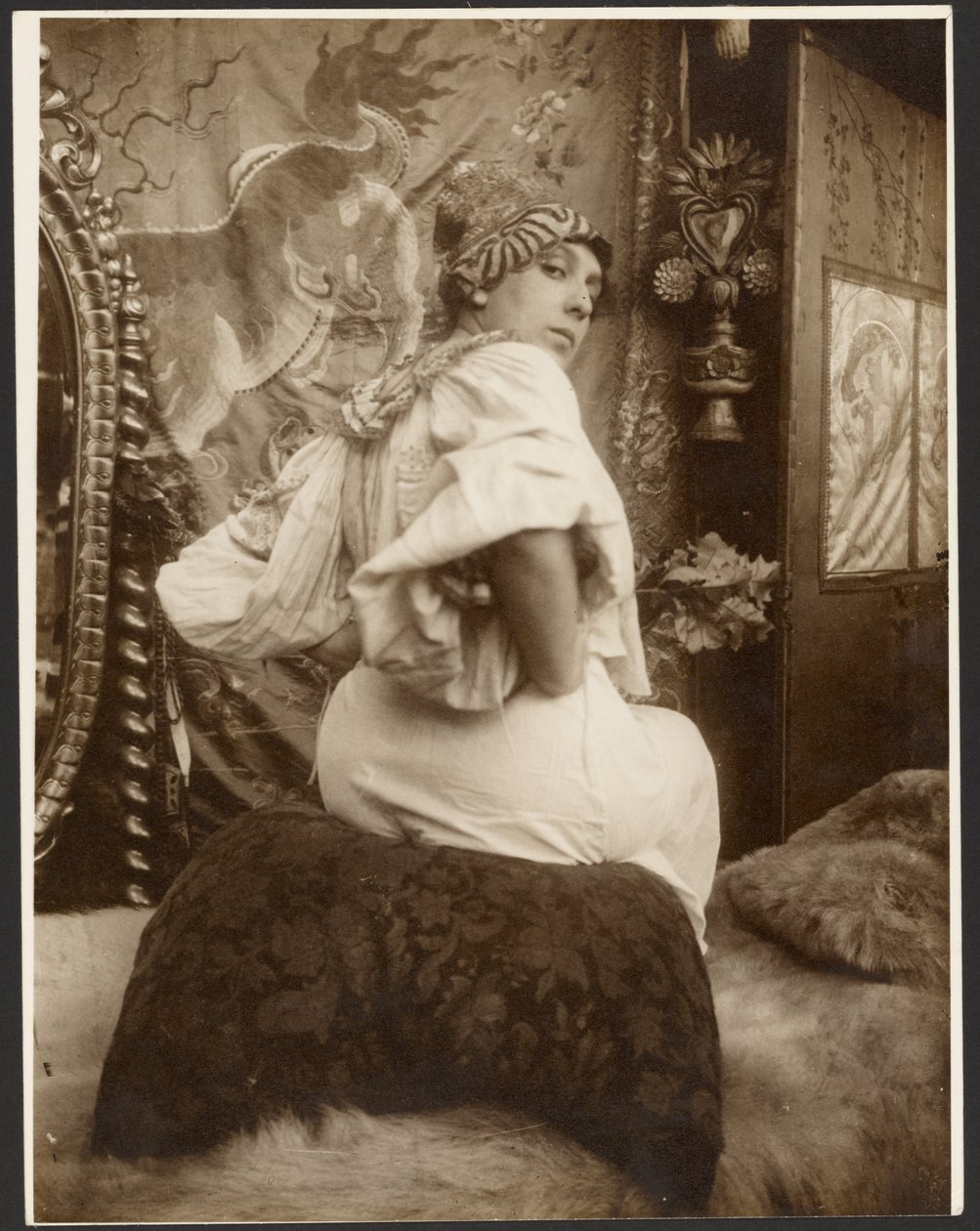 [Modelo feminino utilizado nos painéis decorativos de 1908 do Teatro Alemão (Nova Iorque), Paris] de Alphonse Maria Mucha