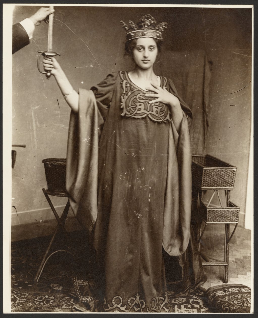 [Modelo feminino com coroa e espada na mão] de Alphonse Maria Mucha