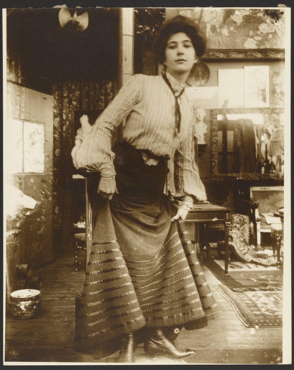 [Modelo feminino com blusa às riscas e vestido comprido, Paris] de Alphonse Maria Mucha