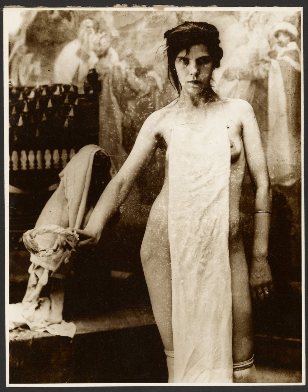 [Modelo feminino nu coberto com tecido]. de Alphonse Maria Mucha