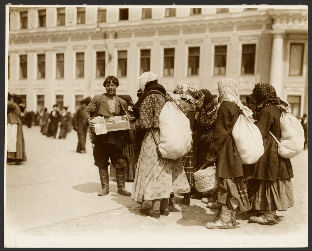 [Fotografias da viagem de estudo à Rússia utilizadas para a pintura "A abolição da servidão na Rússia" (1914), do "Ciclo Epopeia dos Eslavos, Moscovo"]. de Alphonse Maria Mucha
