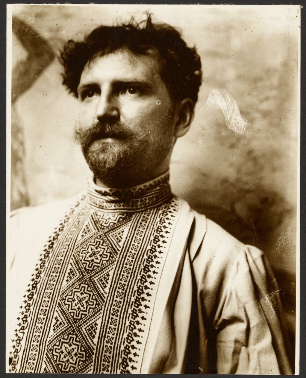 [Autorretrato em camisa de fantasia] de Alphonse Maria Mucha