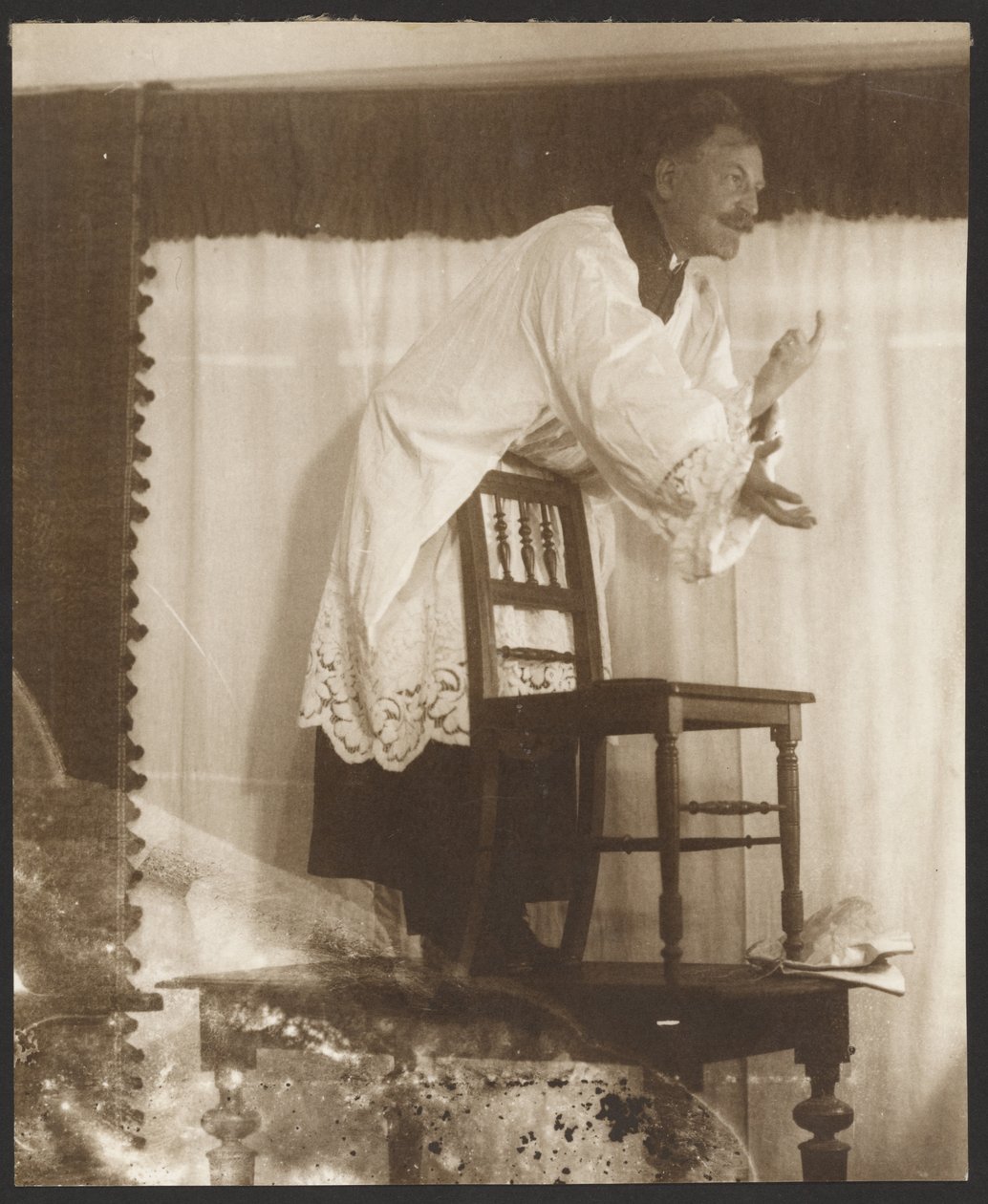[Autorretrato de Alphonse Mucha posando como "Jan Jus" para o seu quadro "Mestre John Juss pregando na capela de Belém" (1916), do ciclo "Epic of the Slavs Cycle, Zbiroh, Bohemia"]. de Alphonse Maria Mucha
