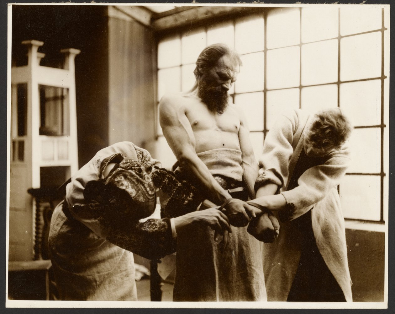 [Três modelos posando para o "Grupo Simbólico" no quadro "A Festa de São Vito em Rügan", do "Ciclo da Epopeia dos Eslavos, Zbiroh, Boémia"]. de Alphonse Maria Mucha
