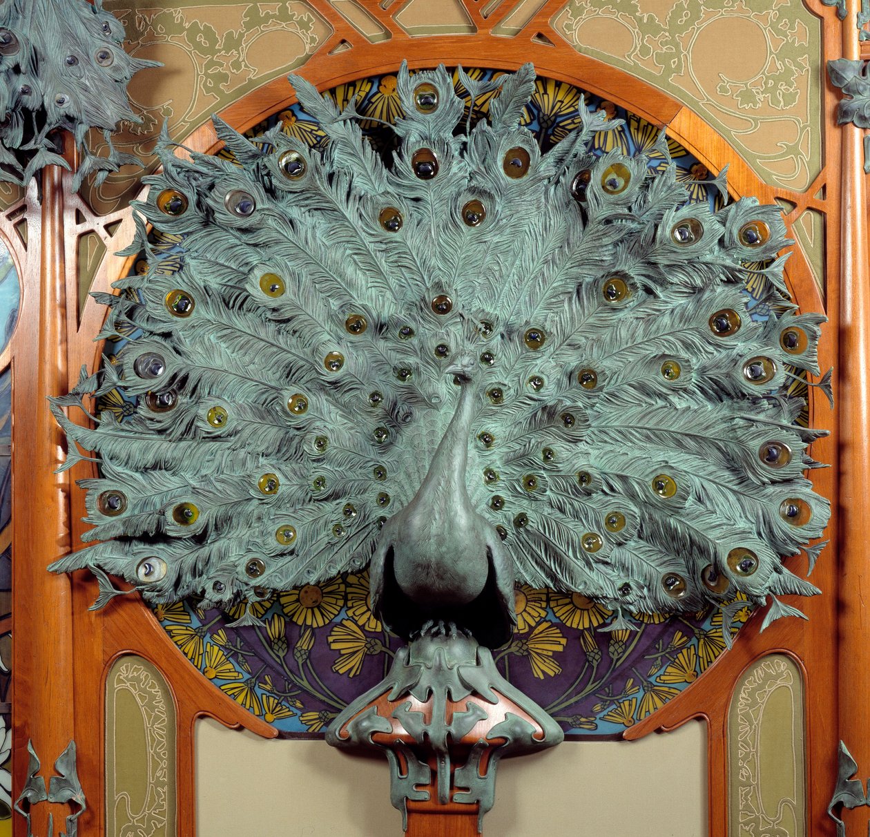 Art Nouveau: decoração interior da joalheria Georges Fouquet (1862-1957) em Paris: escultura de pavões em bronze (bronze) de Alphonse Mucha