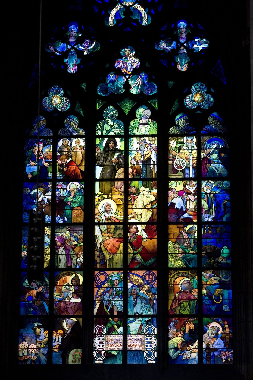 Vidro manchado por Alphonse Mucha (Alphons) (1860-1939) na Catedral de Saint Guy, em Praga, República Checa. Fotografia 2009 de Alphonse Mucha