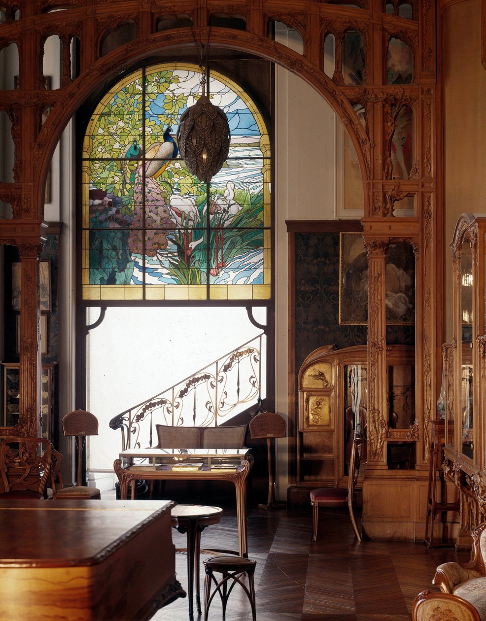 Art Nouveau: vista de um apartamento "estilo moderno" com vitrais de Alphonse Mucha (1860-1939), Musee des Arts Decoratifs Paris de Alphonse Mucha