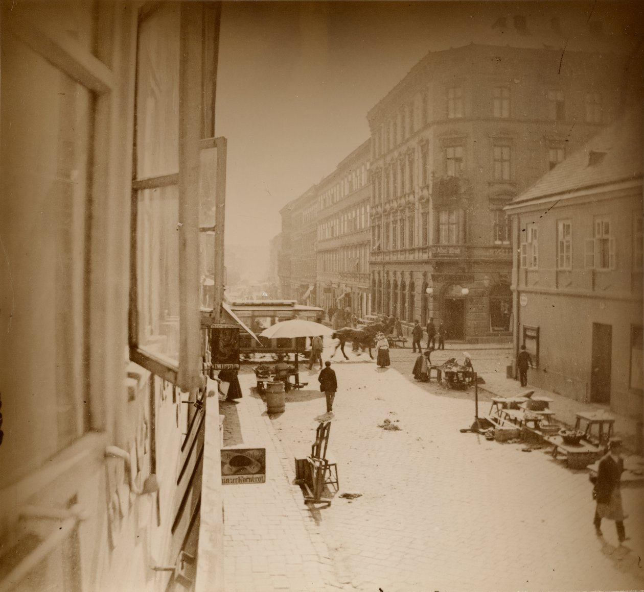 Vista da janela do apartamento Muchas, perto de Amalienstrasse, Munique, 1886 (impressão de prata gelatina) de Alphonse Mucha