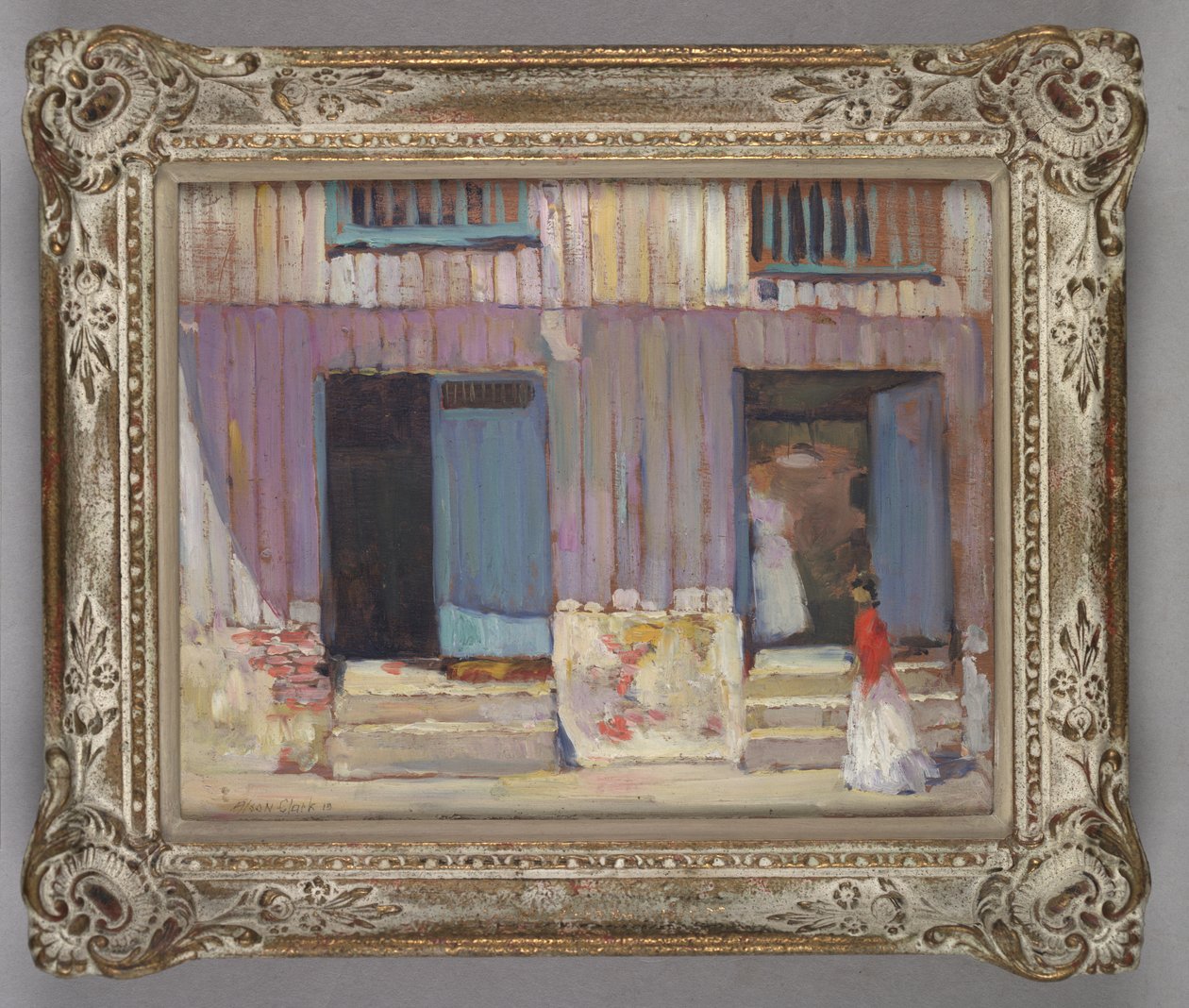 Mulher a caminhar em frente de edifícios de Alson Skinner Clark