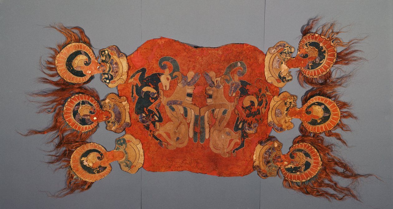 Capa de sela decorada com grifos atacando cabras montesas de Altaic School