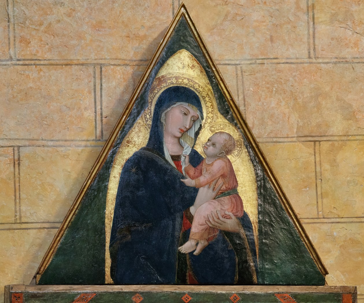 São Miguel Arcanjo matando o dragão entre os santos Bento e Bartolomeu (têmpera sobre painel) de Ambrogio Lorenzetti