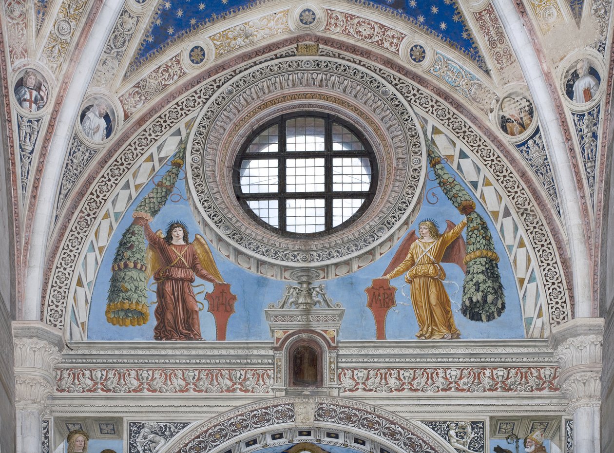 Anjos com escudos vermelhos e decorações de Ambrogio da Fossano
