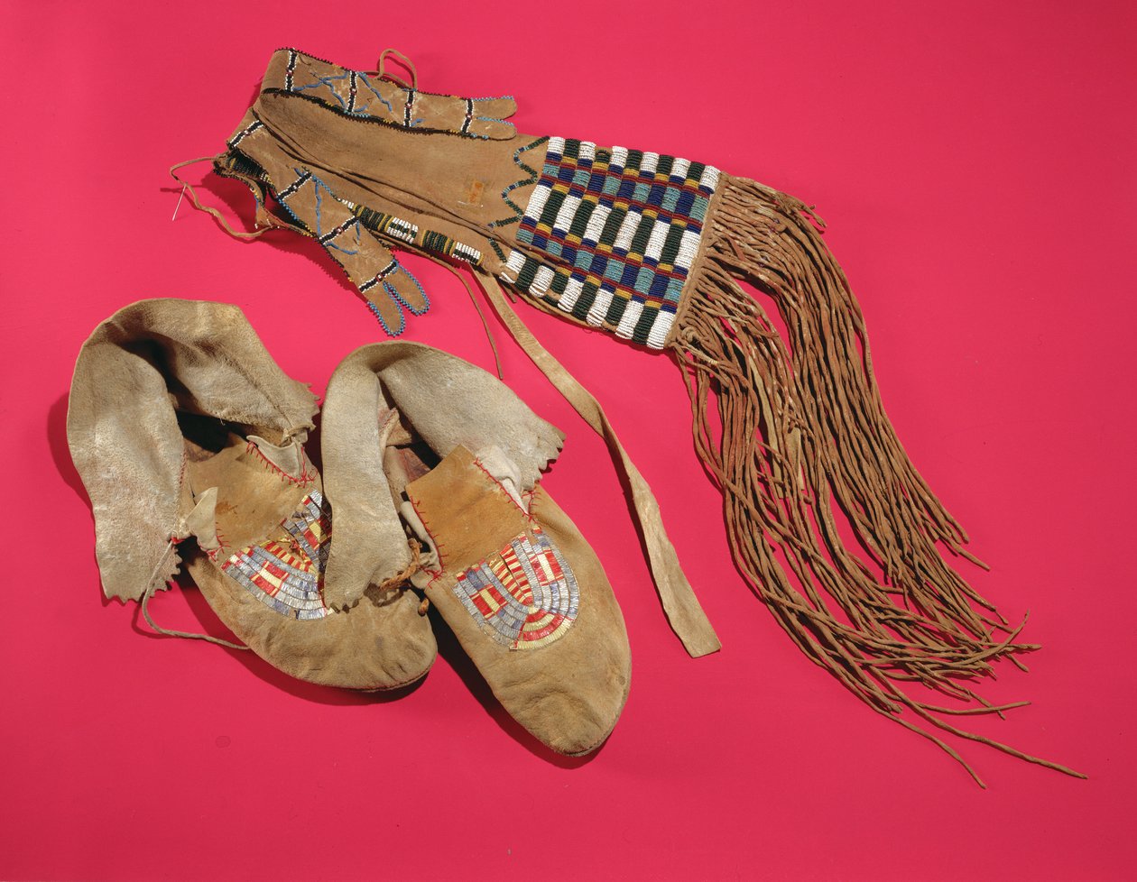 Mocassins e polainas, índios das planícies, c.1820 (couro e pérolas) de American
