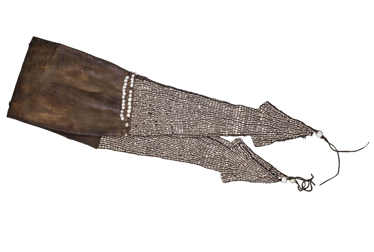 Bolsa de pele ornamentada com conchas de marginella nirosa, provavelmente do século XVII (couro curtido e miçangas) de American