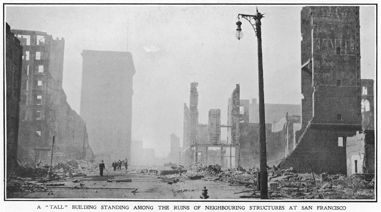 Um edifício em pé entre as ruínas de estruturas vizinhas após o terremoto de 1906 em San Francisco, 1906 de American Photographer