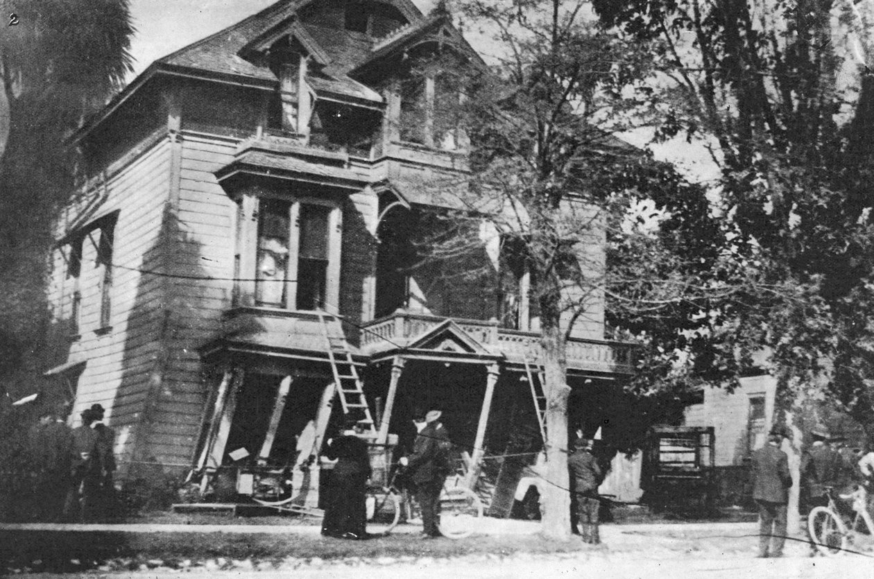 Uma casa à beira do colapso após o terremoto de 1906 em San Francisco, 1906 de American Photographer