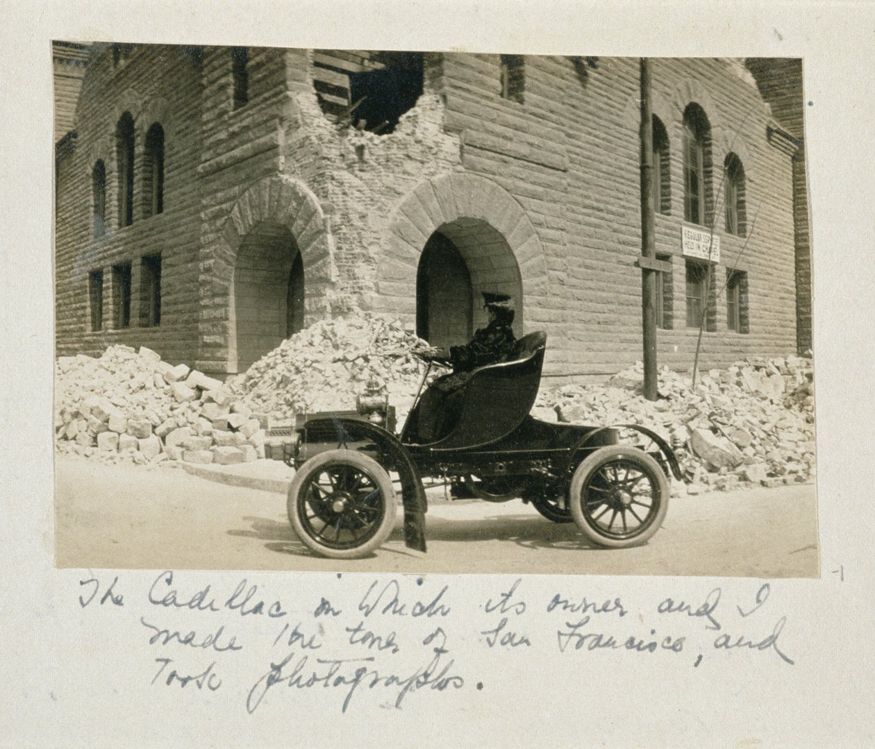 Uma mulher visitando as ruínas após o terremoto de San Francisco, 1906 de American Photographer