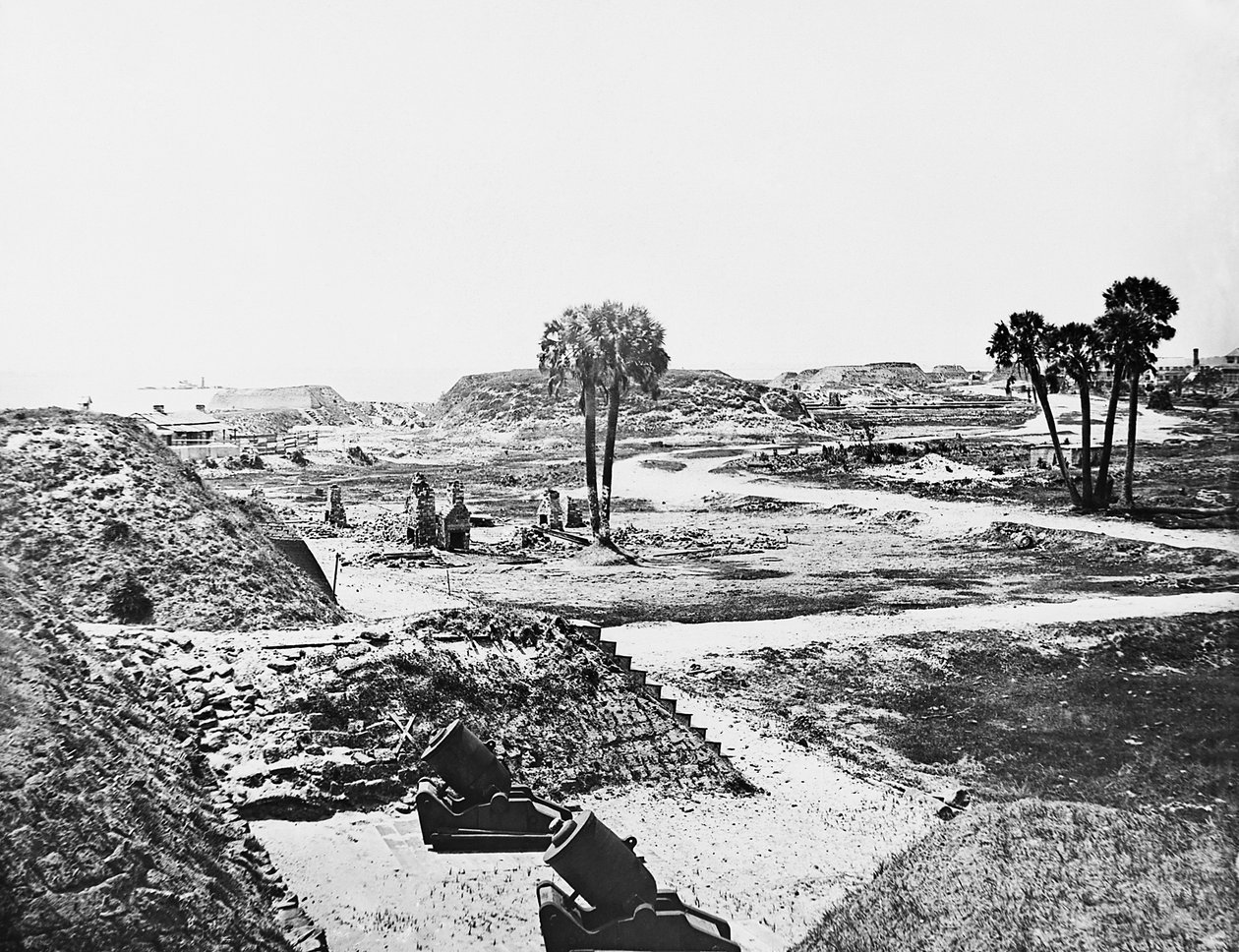 Morteiros abandonados e fortificações confederadas vazias ao lado de Fort Moultrie na ilha de Sullivans, Charleston Harbor, Carolina do Sul, 1865 de American Photographer