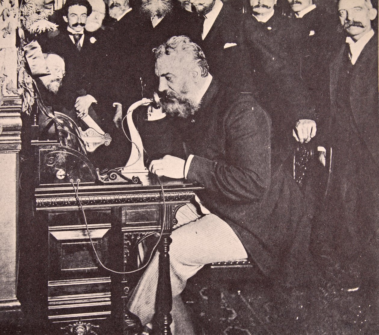 Alexander Graham Bell fazendo a primeira chamada entre Nova York e Chicago, 1892 de American Photographer