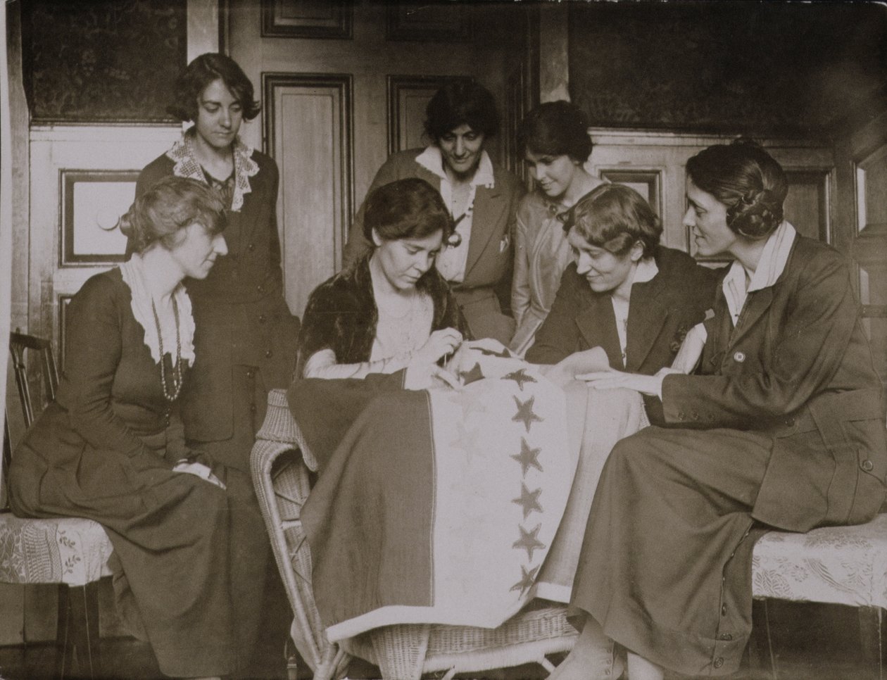Alice Paul costura estrelas na bandeira do sufrágio como outras mulheres olham, c.1920 de American Photographer