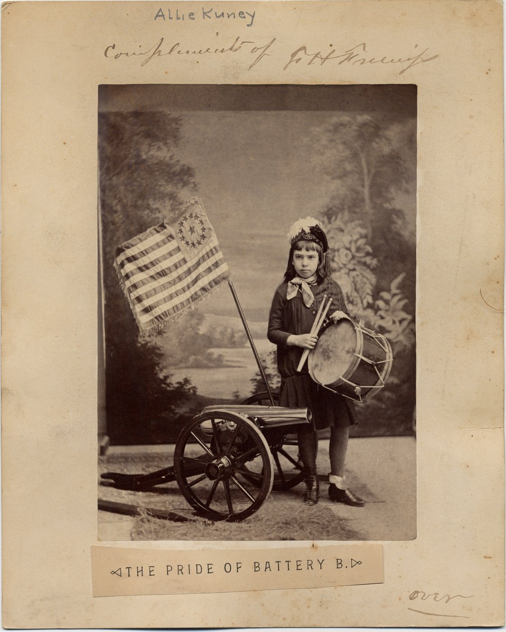 Allie Kunie, em traje como a menina do poema O Orgulho da Bateria B, por Frank H Gassaway mostrado em 336831, o reverso desta foto (albumen photograph) de American Photographer