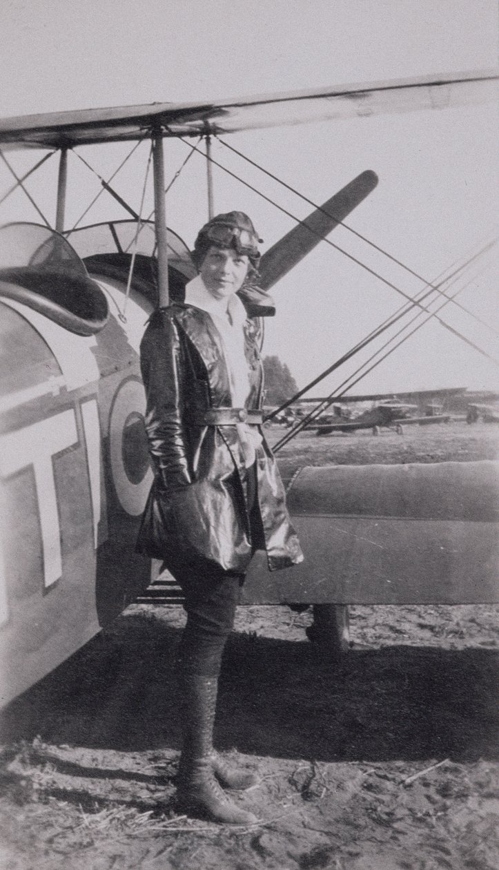 Amelia Earhart (1897-1937) ao lado do biplano McLintic, c.1922 de American Photographer