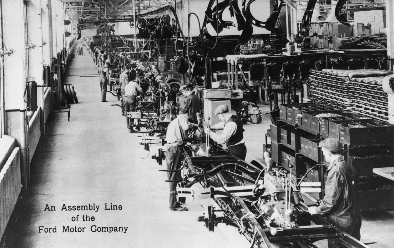 Uma linha de montagem na Ford Motor Company, c.1910-20 de American Photographer