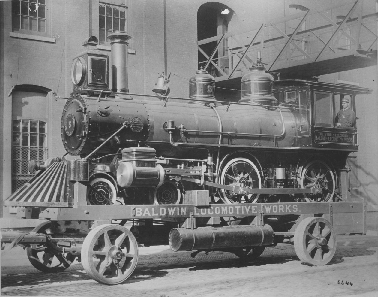 Obras Locomotivas Baldwin, Exposição de Comércios, Celebração do Centenário Constitucional, Filadélfia, Pensilvânia, 1887 de American Photographer