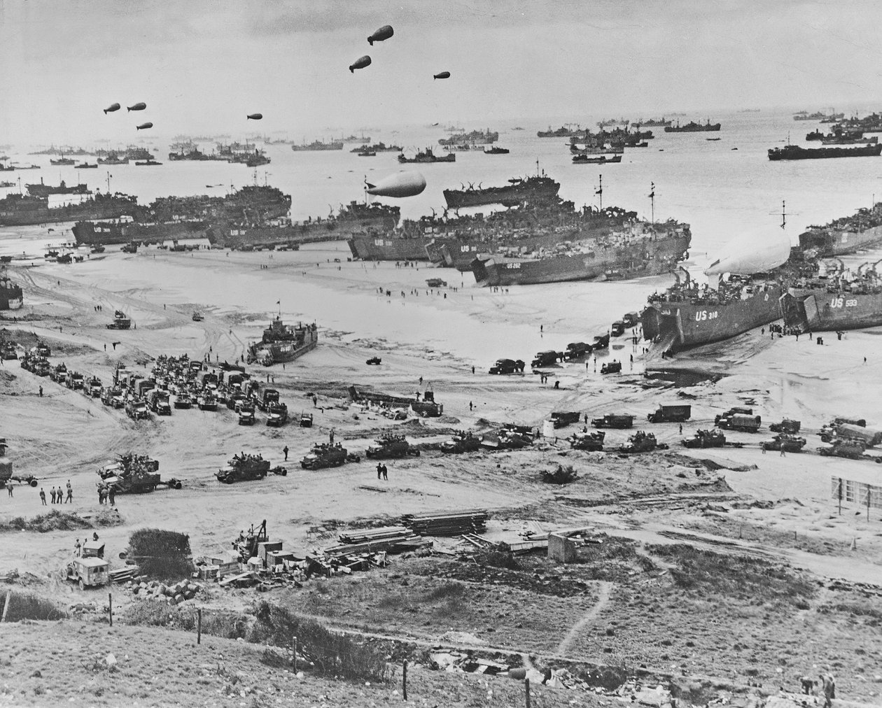 Visão panorâmica de embarcações de desembarque, balões de barragem e tropas aliadas desembarcando na Normandia, França no Dia D, 6 de junho de 1944 (impressão em prata de gelatina) de American Photographer
