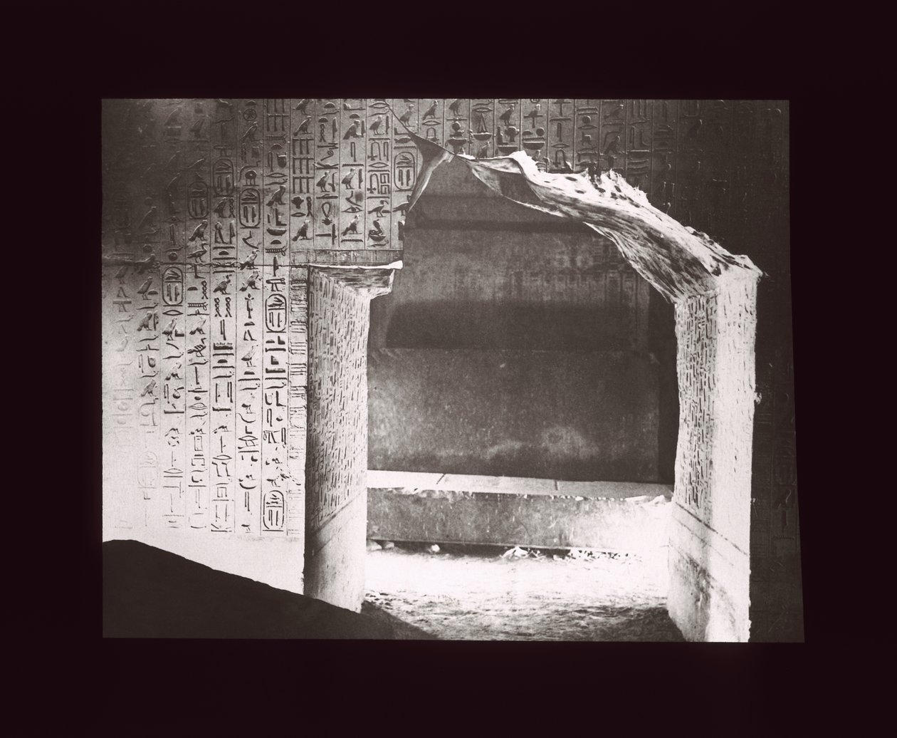 Câmara funerária, pirâmide de Unas, Sakkara, 5ª dinastia (slide de lanterna) de American Photographer
