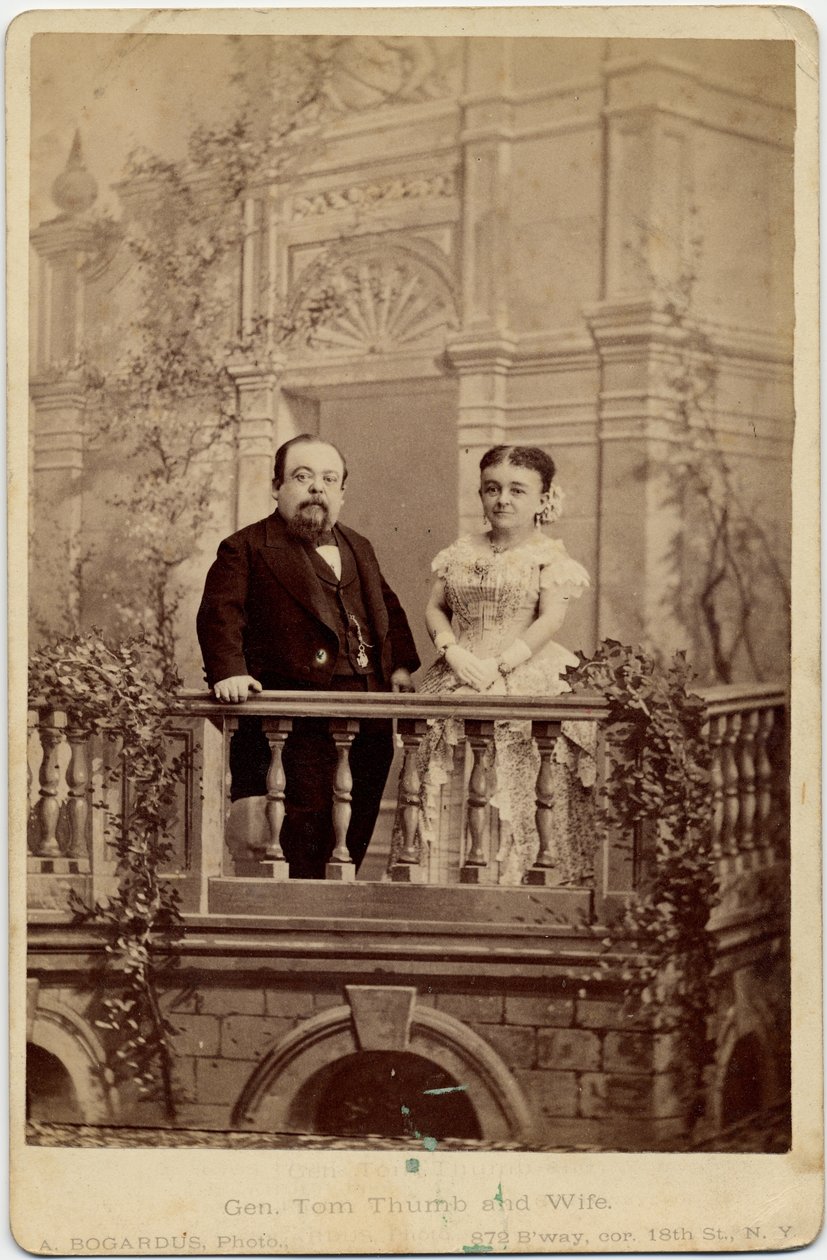 Charles Sherwood Stratton, pseudônimo: General Tom Thumb (1838-83) e Mercy Lavinia Warren Bump (1841-1919), sua esposa, conhecida como Mrs Tom Thumb, performers e anões; foto por A Bogardus, Nova Iorque (al de American Photographer