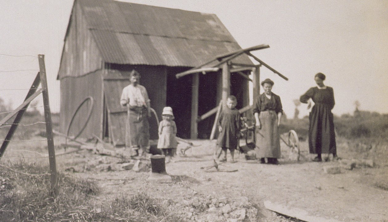 Crianças e Famílias no pós-guerra I França, Lens, Pas-de-Calais, 1919 de American Photographer